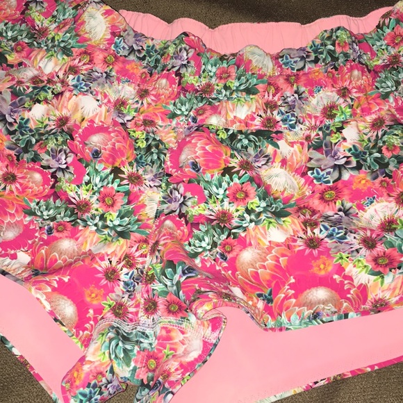 - Lululemon Athletica Flower Shorts - Picture 3 of 6